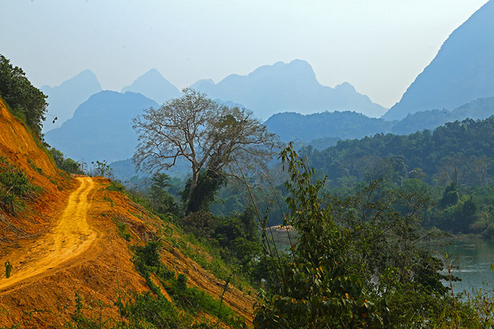 Camino de Nong Khiaw a Muang Ngoi